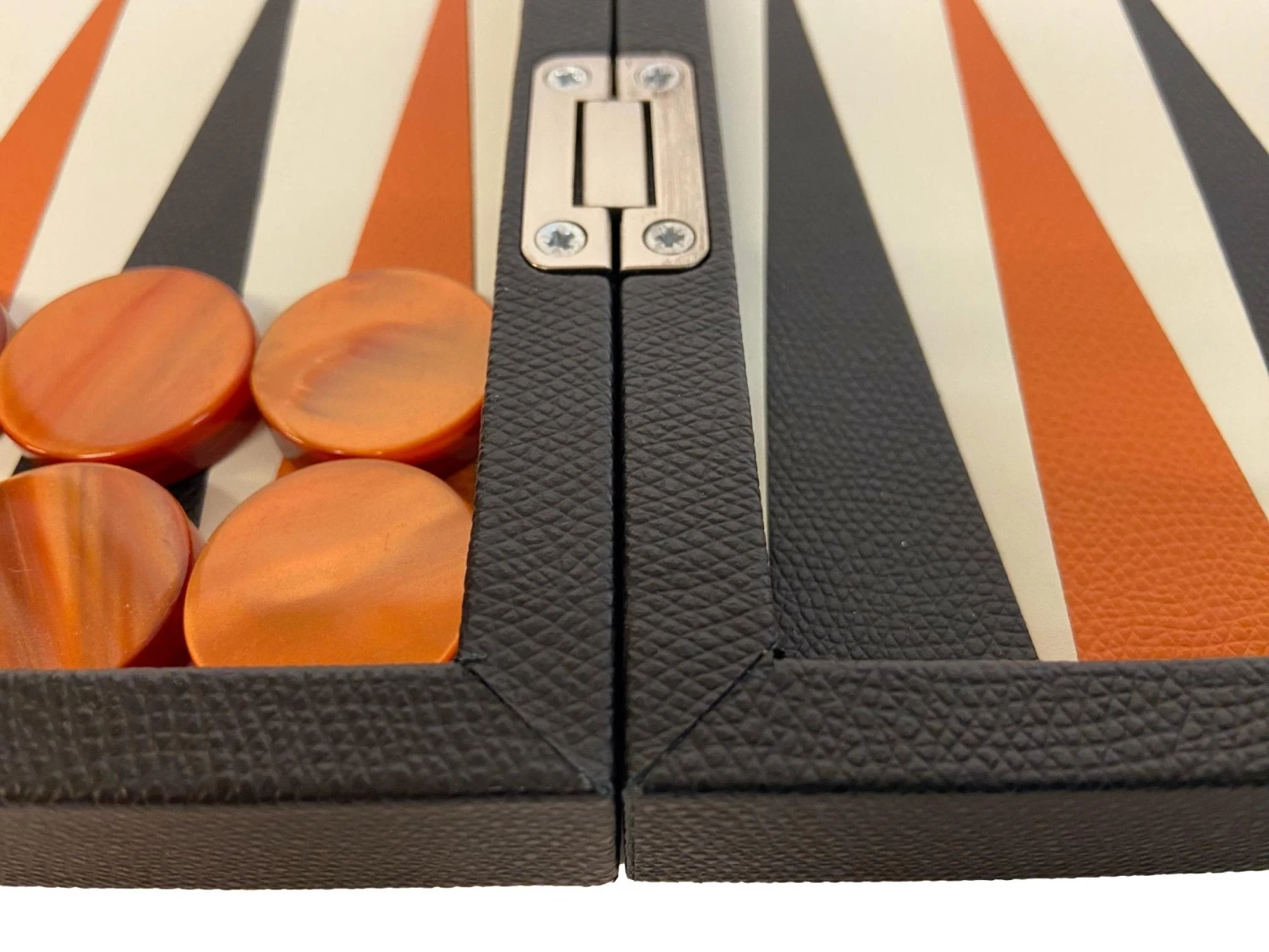 Backgammon Cuir Véritable GM - Noir / Orange - Renzo Romagnoli 5 Backgammon Cuir Véritable GM - Noir / Orange - Renzo Romagnoli – Image 3