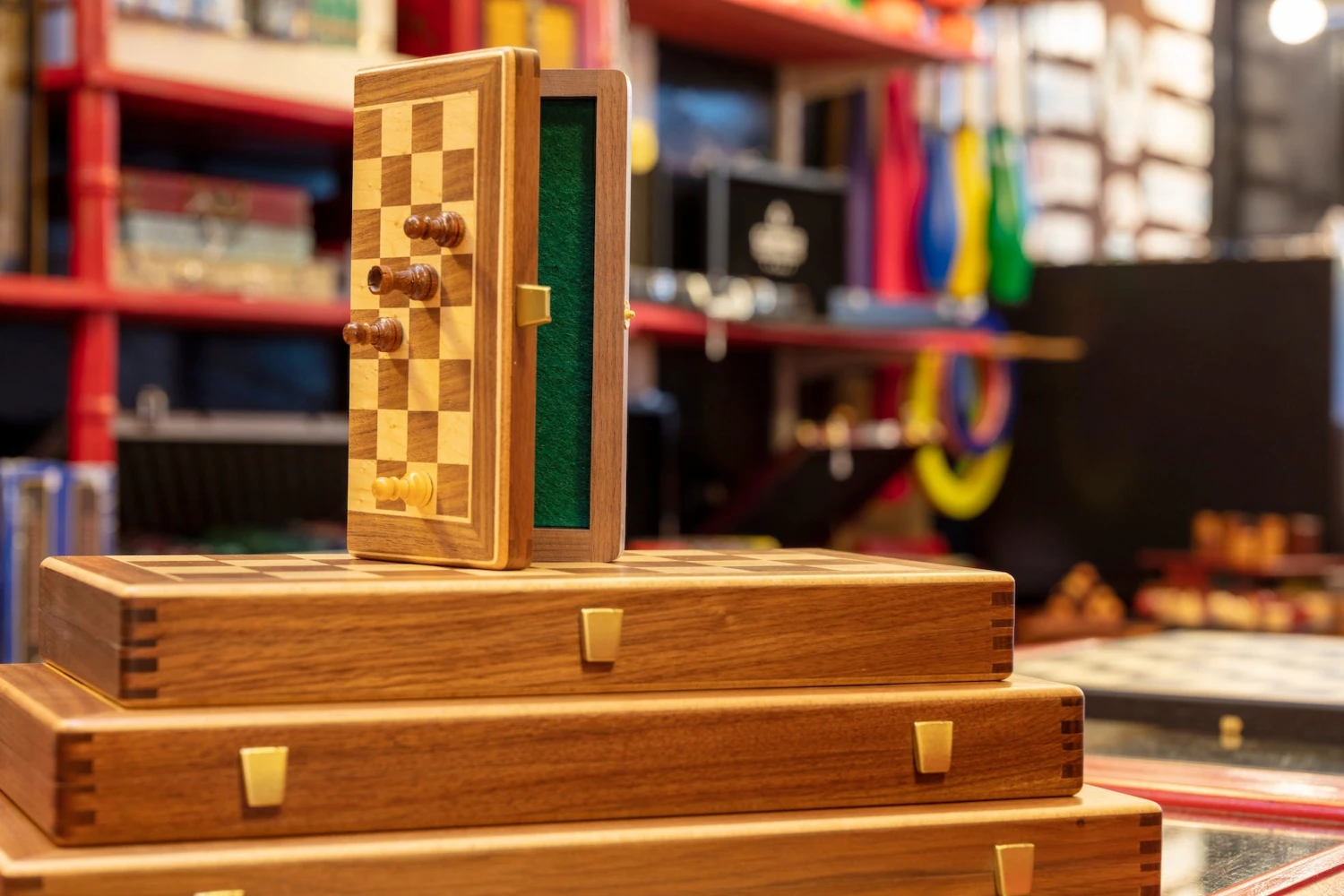 Coffret D'échecs En Bois Pliant - Ulbrich - Noyer / Erable Moucheté 5 Coffret D'échecs En Bois Pliant - Ulbrich - Noyer / Erable Moucheté – Image 3