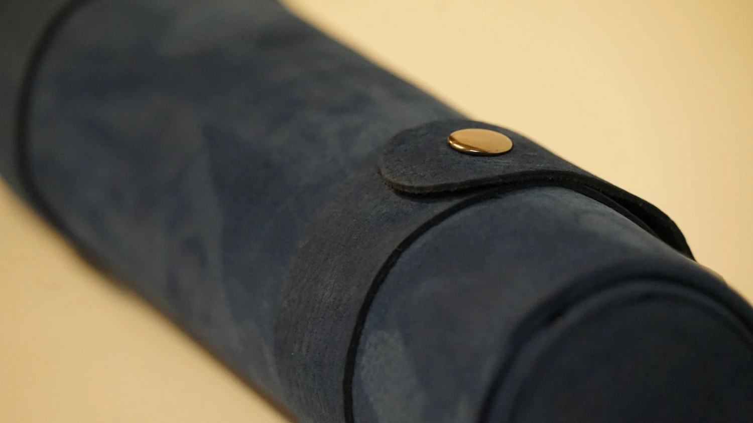 Ensemble D'échecs Roulable Magnétique - Cuir Véritable - Bleu / Intérieur Marron 9 Ensemble D'échecs Roulable Magnétique - Cuir Véritable - Bleu / Intérieur Marron – Image 7