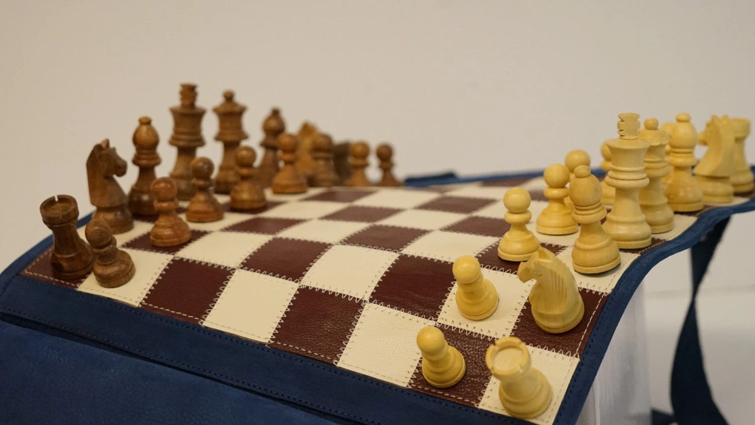 Ensemble D'échecs Roulable Magnétique - Cuir Véritable - Bleu / Intérieur Marron 3 Ensemble D'échecs Roulable Magnétique - Cuir Véritable - Bleu / Intérieur Marron