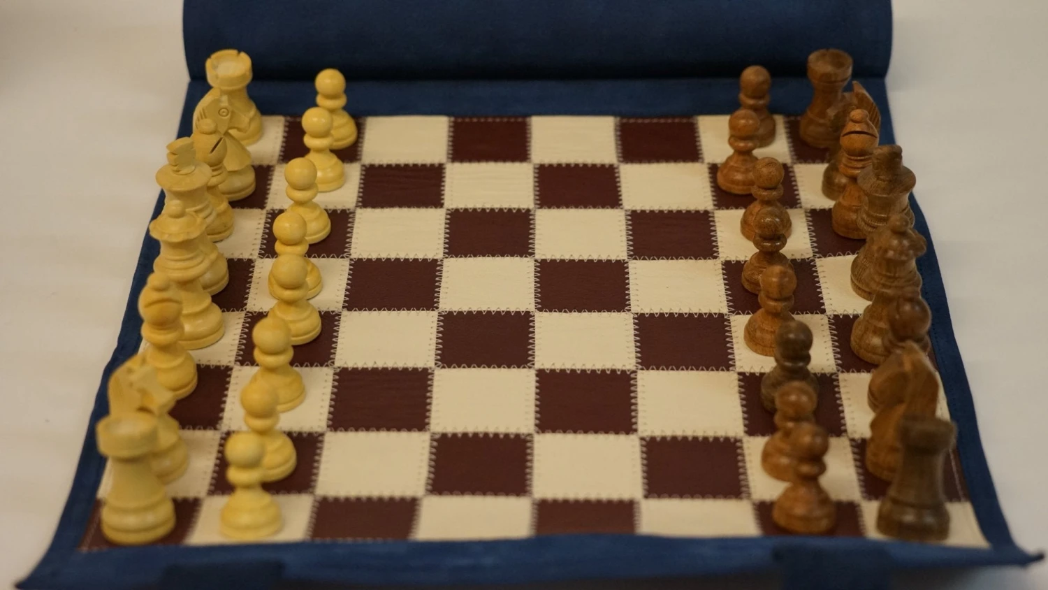 Ensemble D'échecs Roulable Magnétique - Cuir Véritable - Bleu / Intérieur Marron 4 Ensemble D'échecs Roulable Magnétique - Cuir Véritable - Bleu / Intérieur Marron – Image 2