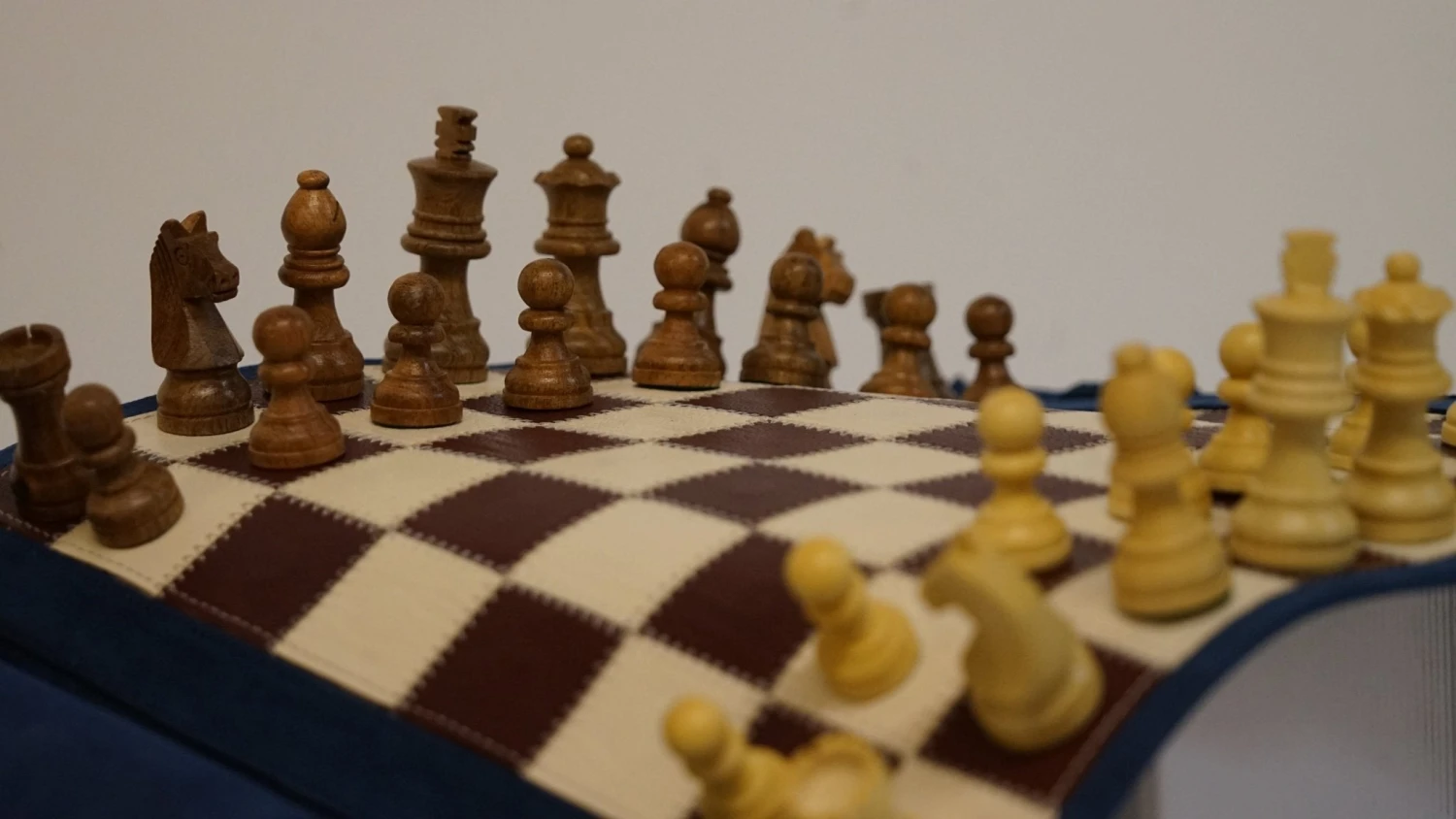 Ensemble D'échecs Roulable Magnétique - Cuir Véritable - Bleu / Intérieur Marron 8 Ensemble D'échecs Roulable Magnétique - Cuir Véritable - Bleu / Intérieur Marron – Image 6