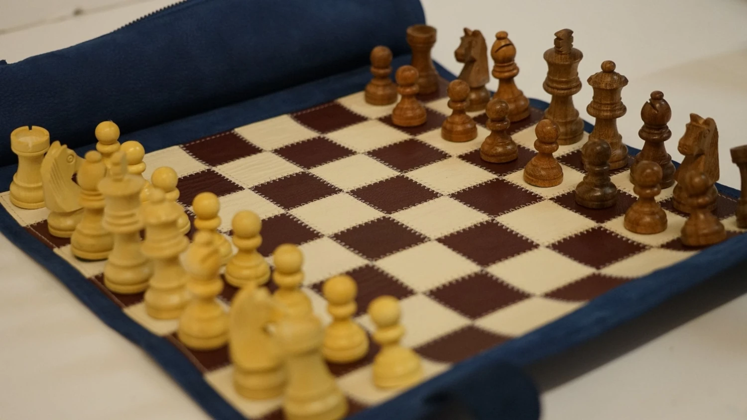 Ensemble D'échecs Roulable Magnétique - Cuir Véritable - Bleu / Intérieur Marron 5 Ensemble D'échecs Roulable Magnétique - Cuir Véritable - Bleu / Intérieur Marron – Image 3