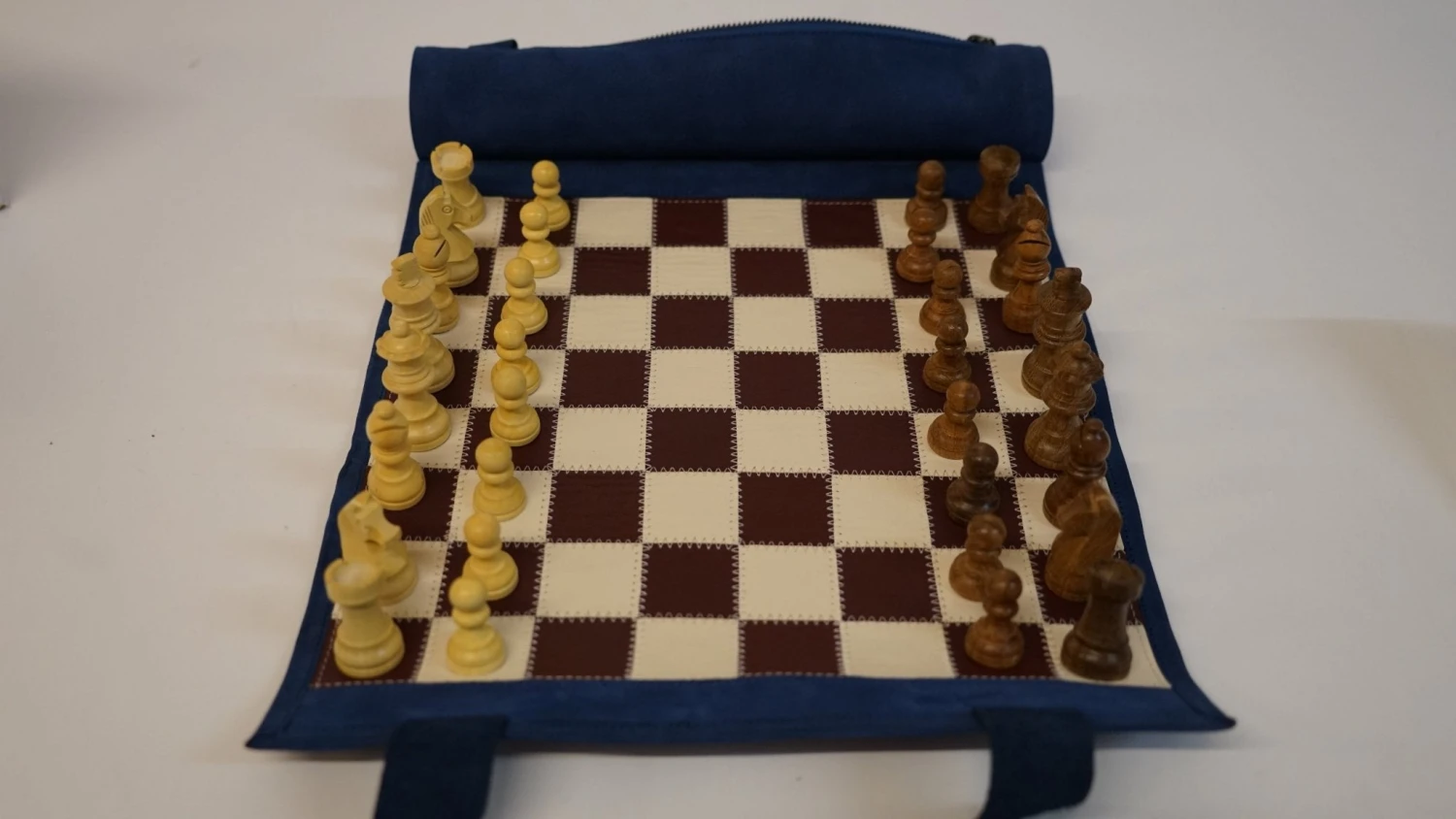 Ensemble D'échecs Roulable Magnétique - Cuir Véritable - Bleu / Intérieur Marron 10 Ensemble D'échecs Roulable Magnétique - Cuir Véritable - Bleu / Intérieur Marron – Image 8