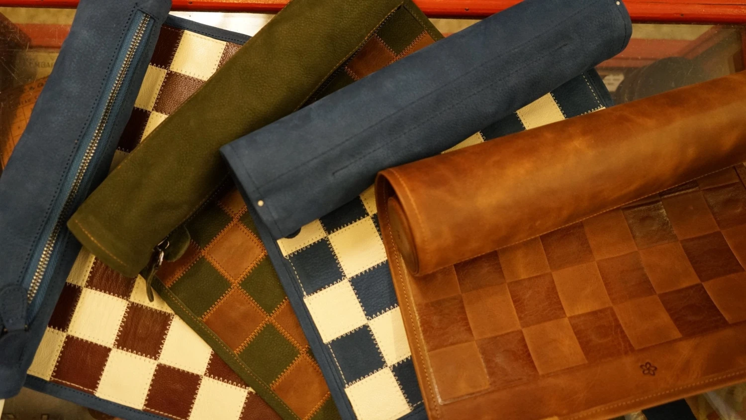 Ensemble D'échecs Roulable Magnétique - Cuir Véritable - Vert / Intérieur Doré 11 Ensemble D'échecs Roulable Magnétique - Cuir Véritable - Vert / Intérieur Doré – Image 9