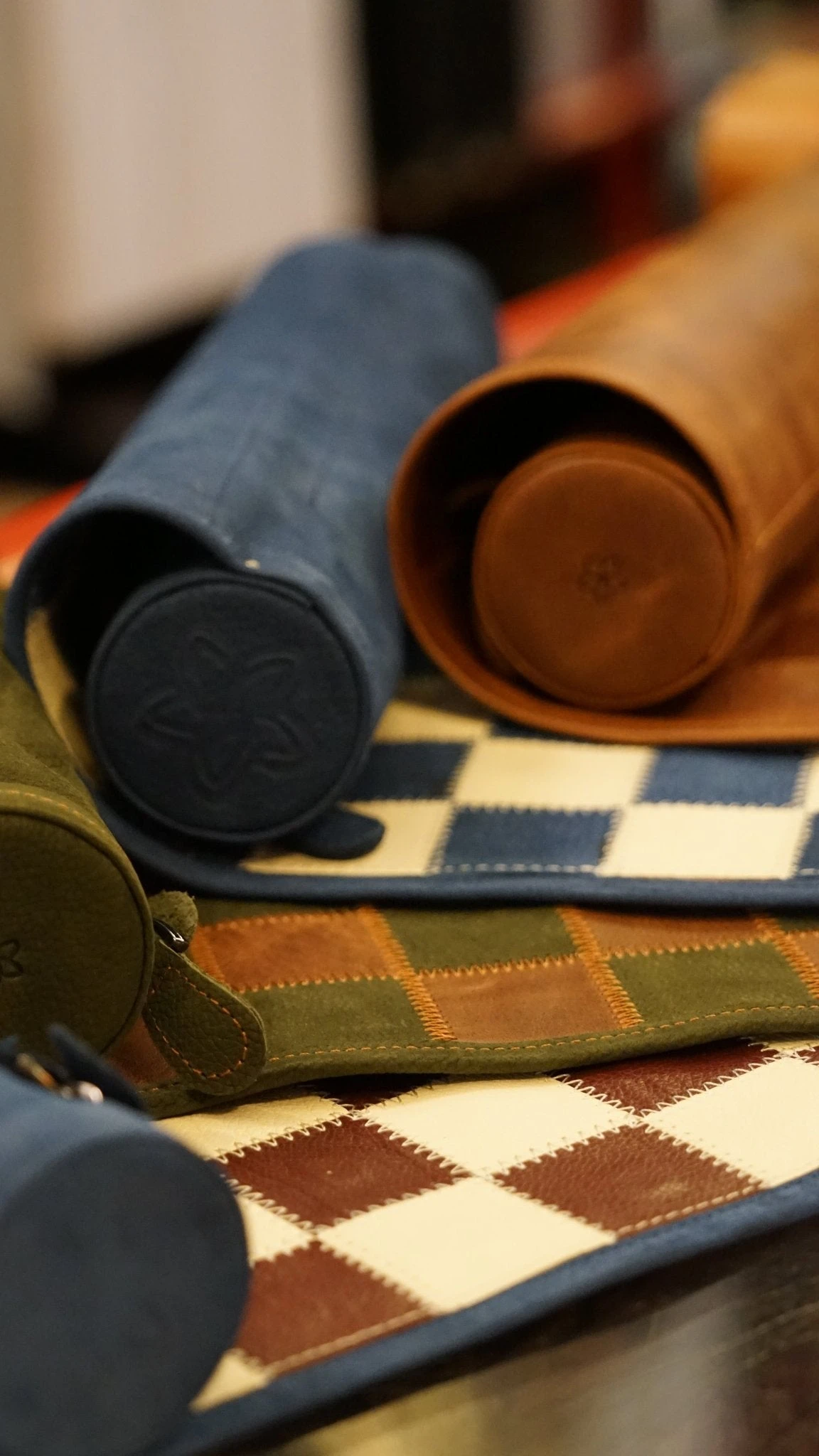 Ensemble D'échecs Roulable Magnétique - Cuir Véritable - Vert / Intérieur Doré 13 Ensemble D'échecs Roulable Magnétique - Cuir Véritable - Vert / Intérieur Doré – Image 11