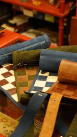 Ensemble D'échecs Roulable Magnétique - Cuir Véritable - Vert / Intérieur Doré 21 Ensemble D'échecs Roulable Magnétique - Cuir Véritable - Vert / Intérieur Doré -Périphériques De Jeu ensemble dechecs roulable magnetique cuir veritable classique ensemble dechecs luxe classique jeu dechecs echecs de voyage en cuir veritable 463452 1