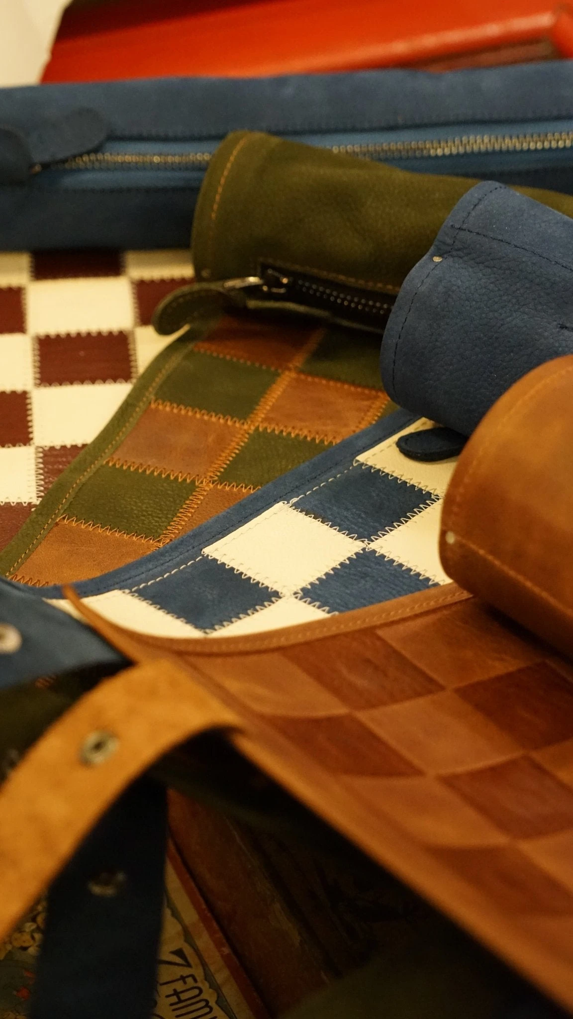 Ensemble D'échecs Roulable Magnétique - Cuir Véritable - Vert / Intérieur Doré 12 Ensemble D'échecs Roulable Magnétique - Cuir Véritable - Vert / Intérieur Doré – Image 10