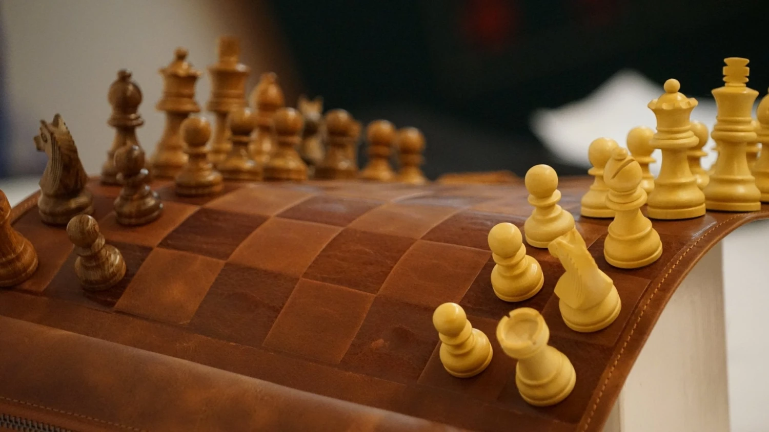 Ensemble D'échecs Roulable Magnétique - Cuir Véritable - Classique 4 Ensemble D'échecs Roulable Magnétique - Cuir Véritable - Classique – Image 2