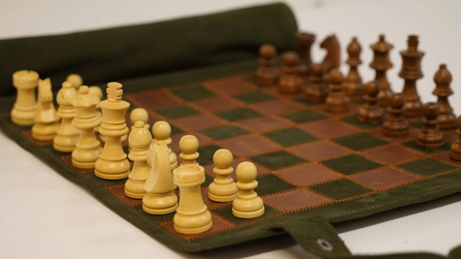 Ensemble D'échecs Roulable Magnétique - Cuir Véritable - Vert / Intérieur Doré 3 Ensemble D'échecs Roulable Magnétique - Cuir Véritable - Vert / Intérieur Doré