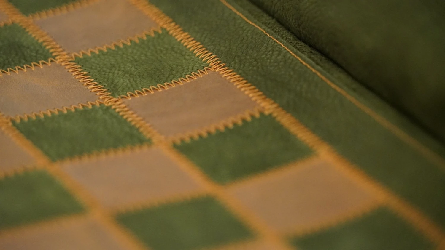 Ensemble D'échecs Roulable Magnétique - Cuir Véritable - Vert / Intérieur Doré 8 Ensemble D'échecs Roulable Magnétique - Cuir Véritable - Vert / Intérieur Doré – Image 6