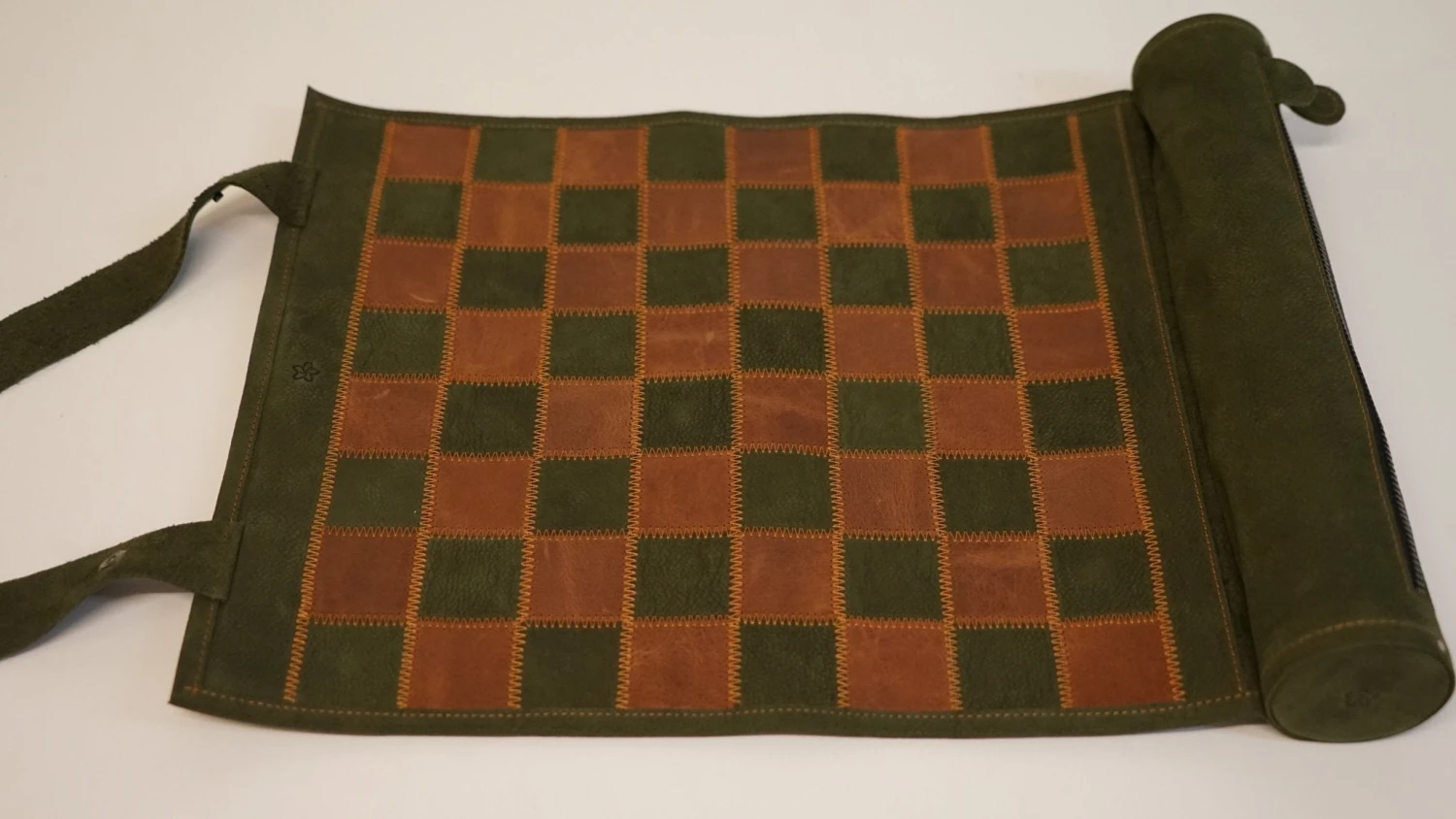 Ensemble D'échecs Roulable Magnétique - Cuir Véritable - Vert / Intérieur Doré 4 Ensemble D'échecs Roulable Magnétique - Cuir Véritable - Vert / Intérieur Doré – Image 2