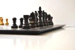 Ensemble Design Français Wengé Biseauté - Pièces Buis Teintées -Périphériques De Jeu ensemble design francais wenge biseaute pieces buis teintees ensemble dechecs classique 954598